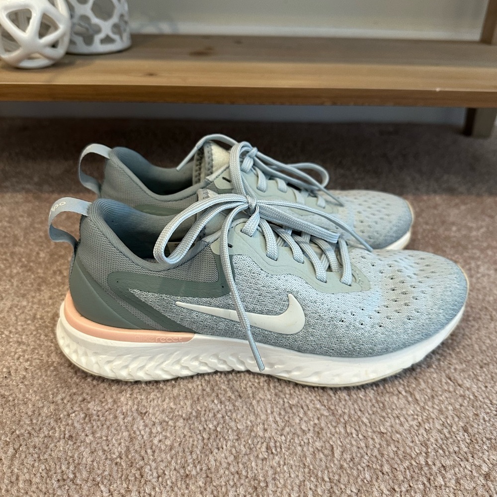 Nike Women's Odyssey React Sneakers Gray and Pink - Picture 4 of 9
